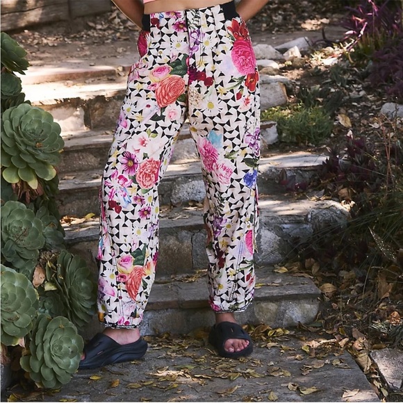 NWT Free People Mesmerize me floral cargo pants - Picture 2 of 5